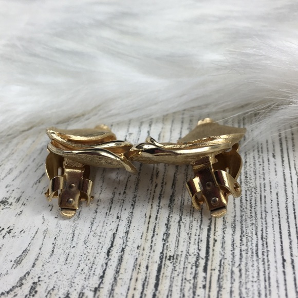 Vintage Kramer Gold Tone Petals Clip-On Earrings - Picture 5 of 8